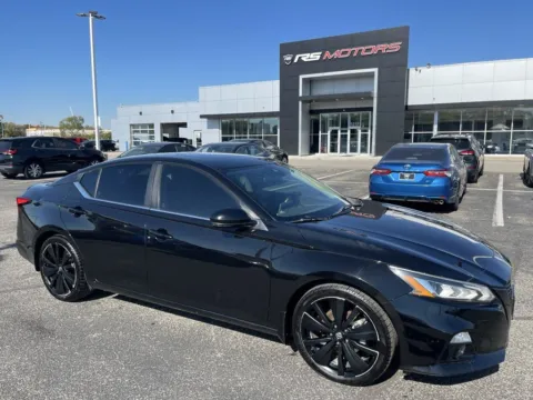 Photos of 2022 Nissan Altima 2.5 SR for sale in Indianapolis, IN at RS Motors