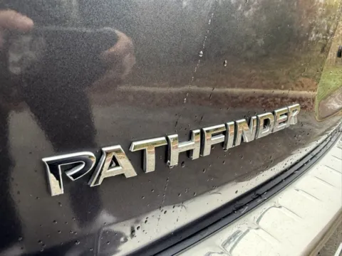 More photos of 2014 Nissan Pathfinder Platinum at Indy Luxury Motorsports, IN