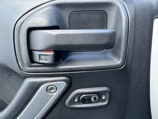 2015 Jeep Wrangler Unlimited Sahara photo 4