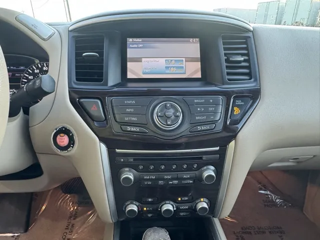 2013 Nissan Pathfinder SL photo 2