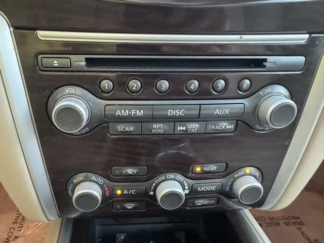 2013 Nissan Pathfinder SL photo 3