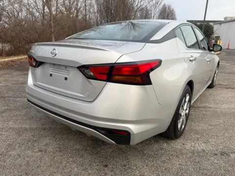 More photos of 2022 Nissan Altima 2.5 S at Indy Luxury Motorsports, IN
