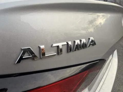 More photos of 2022 Nissan Altima 2.5 S at Indy Luxury Motorsports, IN