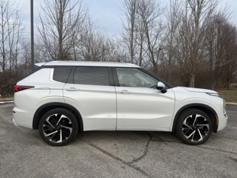 Photos of 2022 Mitsubishi Outlander SEL for sale in Indianapolis, IN at Indy Luxury Motorsports