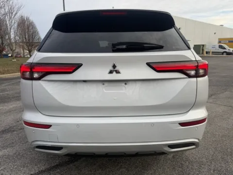 More photos of 2022 Mitsubishi Outlander SEL at Indy Luxury Motorsports, IN