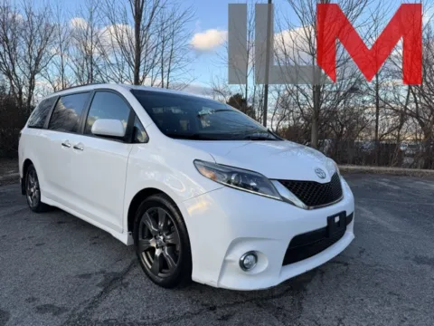 White 2017 Toyota Sienna L for sale in Indianapolis, IN