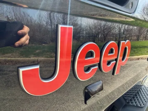 More photos of 2021 Jeep Gladiator Overland at Indy Luxury Motorsports, IN