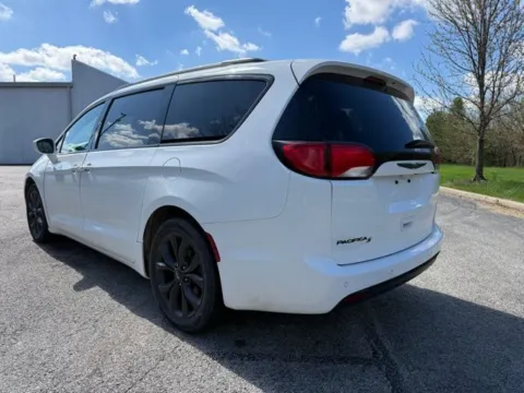 More photos of 2020 Chrysler Pacifica Touring L Plus at Indy Luxury Motorsports, IN