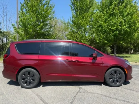 Photos of 2020 Chrysler Pacifica Hybrid Limited for sale in Indianapolis, IN at Indy Luxury Motorsports