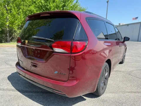 More photos of 2020 Chrysler Pacifica Hybrid Limited at Indy Luxury Motorsports, IN