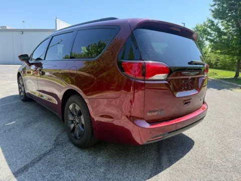 More photos of 2020 Chrysler Pacifica Hybrid Limited at Indy Luxury Motorsports, IN