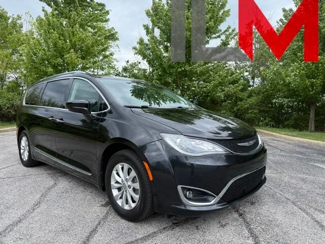Black 2018 Chrysler Pacifica Touring L for sale in Indianapolis, IN