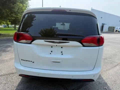 More photos of 2019 Chrysler Pacifica Touring L at Indy Luxury Motorsports, IN