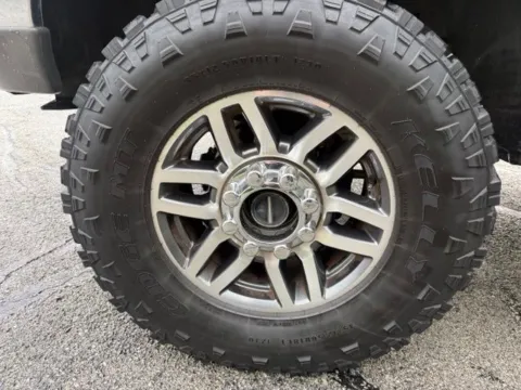 More photos of 2004 Ford F-350SD Lariat at Indy Luxury Motorsports, IN