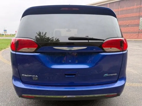 More photos of 2020 Chrysler Pacifica Hybrid Touring L at Indy Luxury Motorsports, IN