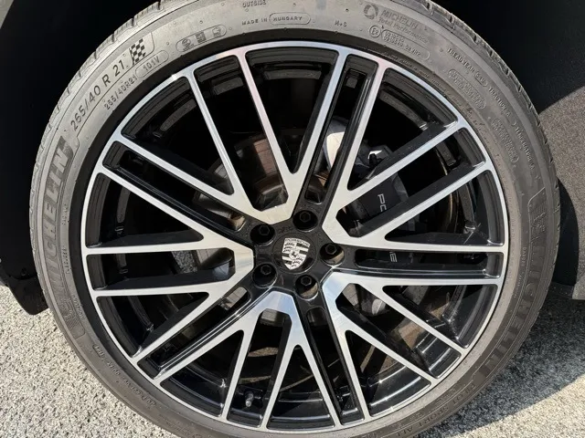 2024 Porsche Macan Base photo 2