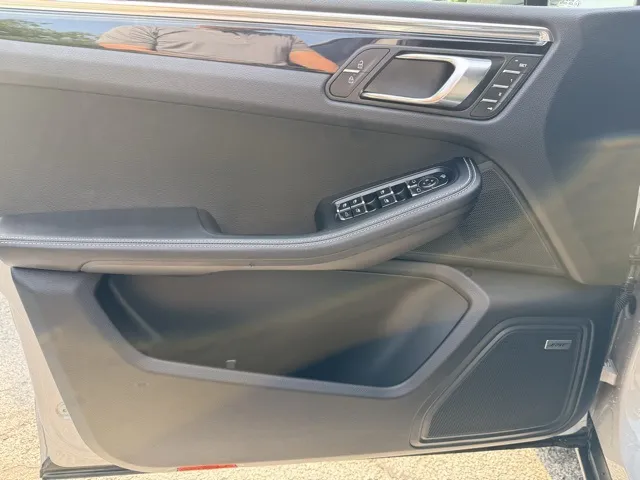 2024 Porsche Macan Base photo 3