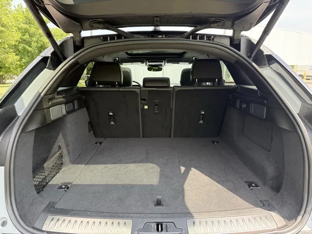 2024 Land Rover Range Rover Velar SE photo 9