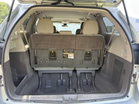 More photos of 2020 Toyota Sienna L at Indy Luxury Motorsports, IN