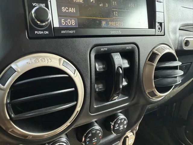 2016 Jeep Wrangler Sahara photo 8