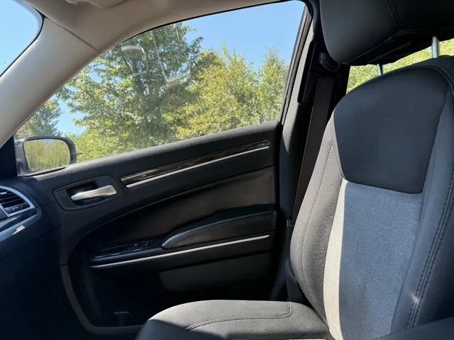 2018 Chrysler 300 Touring Limited photo 9
