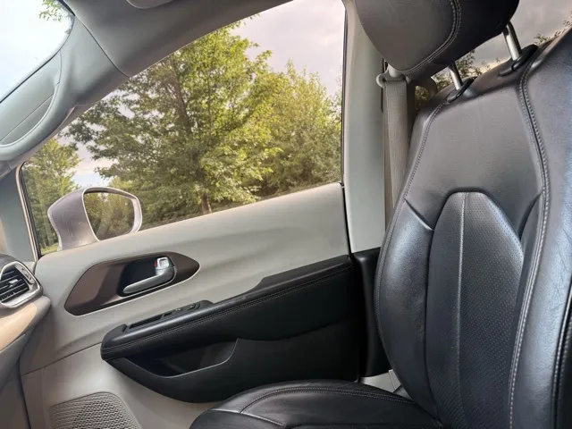 2017 Chrysler Pacifica Touring Plus photo 10
