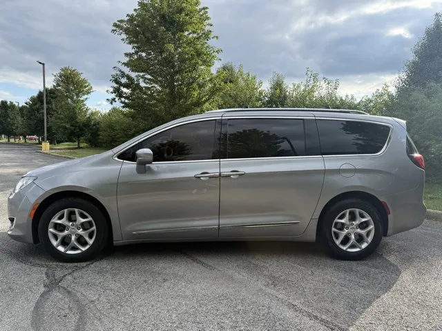 2017 Chrysler Pacifica Touring Plus photo 3