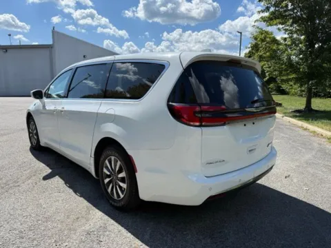 More photos of 2022 Chrysler Pacifica Hybrid Touring L at Indy Luxury Motorsports, IN