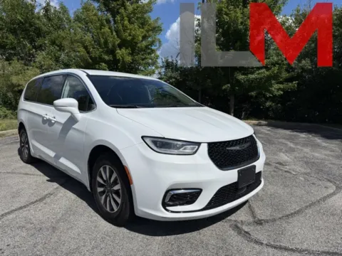 White 2022 Chrysler Pacifica Hybrid Touring L for sale in Indianapolis, IN
