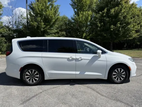 Photos of 2022 Chrysler Pacifica Hybrid Touring L for sale in Indianapolis, IN at Indy Luxury Motorsports