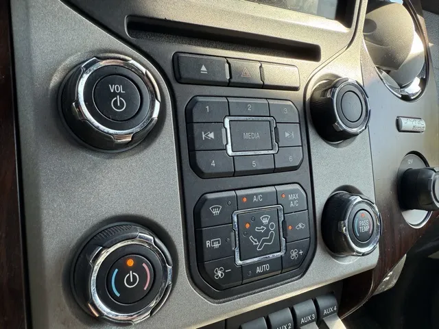 2013 Ford F-250 Lariat photo 32
