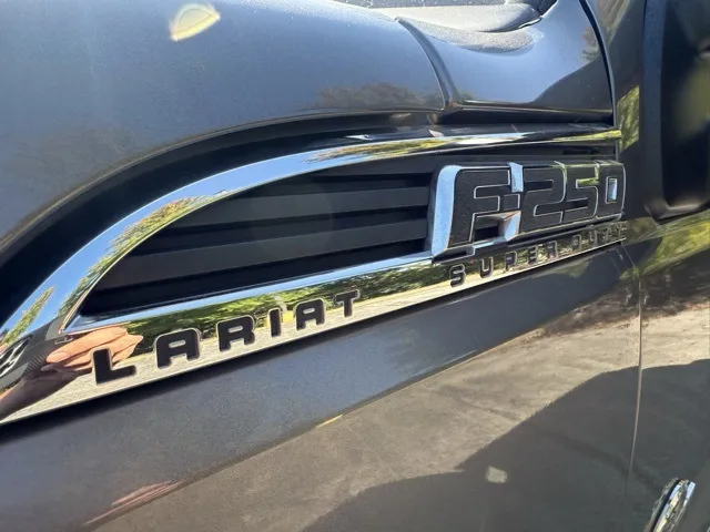 2013 Ford F-250 Lariat photo 25