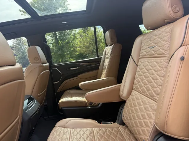 2023 Cadillac Escalade ESV Premium Luxury photo 7