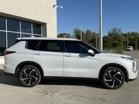 Photos of 2022 Mitsubishi Outlander ES for sale in Indianapolis, IN at Indy Luxury Motorsports