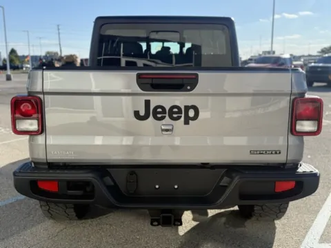 More photos of 2020 Jeep Gladiator Sport at Indy Luxury Motorsports, IN