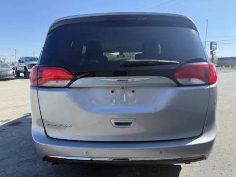 More photos of 2018 Chrysler Pacifica Touring L at Indy Luxury Motorsports, IN