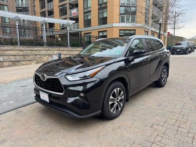2023 Toyota Highlander XLE's photo