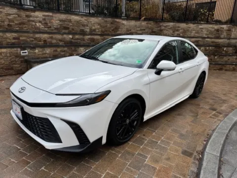 White 2025 TOYOTA CAMRY HYBRID SE for sale in Arlington, VA