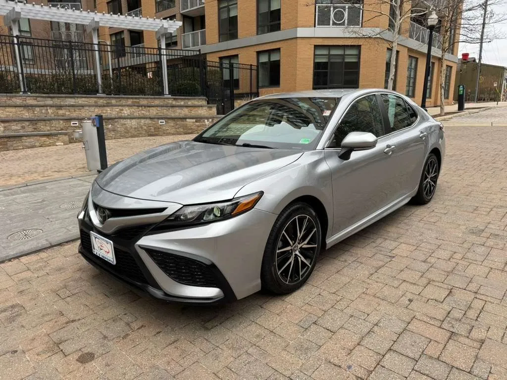 2023 Toyota Camry SE's photo
