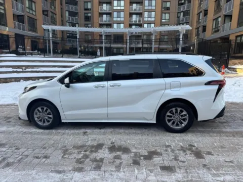 More photos of 2022 TOYOTA SIENNA HYBRID XLE at C&G Imports, VA