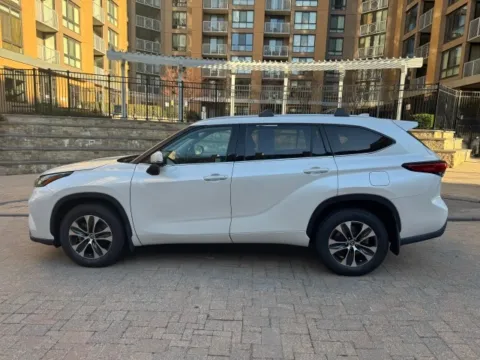 More photos of 2022 TOYOTA HIGHLANDER XLE at C&G Imports, VA