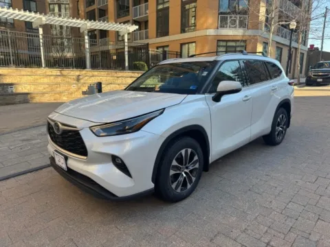 White 2022 TOYOTA HIGHLANDER XLE for sale in Arlington, VA