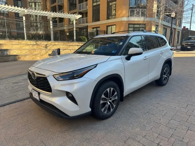 White 2022 TOYOTA HIGHLANDER XLE for sale in Arlington, VA