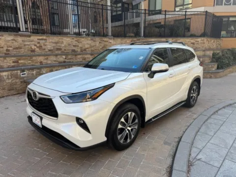 White 2023 TOYOTA HIGHLANDER XLE for sale in Arlington, VA