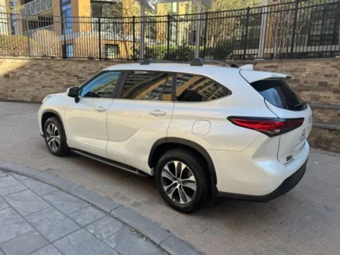 Photos of 2023 TOYOTA HIGHLANDER XLE for sale in Arlington, VA at C&G Imports