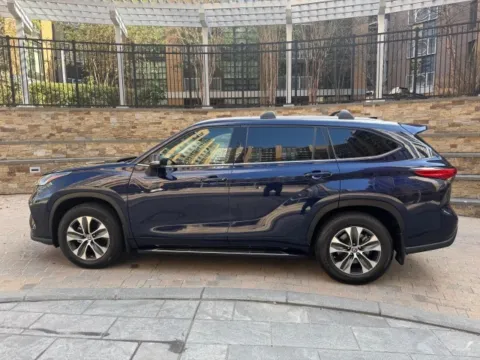 More photos of 2022 TOYOTA HIGHLANDER XLE NAV at C&G Imports, VA