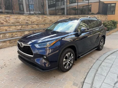 Blue 2022 TOYOTA HIGHLANDER XLE NAV for sale in Arlington, VA