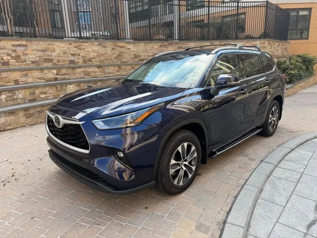 Blue 2022 TOYOTA HIGHLANDER XLE NAV for sale in Arlington, VA