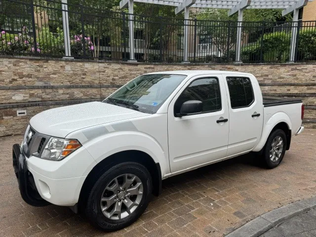 2020 Nissan Frontier SV Crew Cab 4X4 SWB's photo