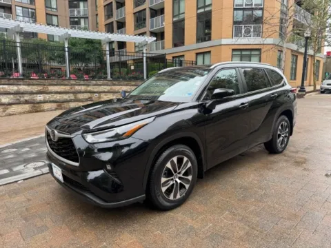 Black 2023 TOYOTA HIGHLANDER XLE for sale in Arlington, VA